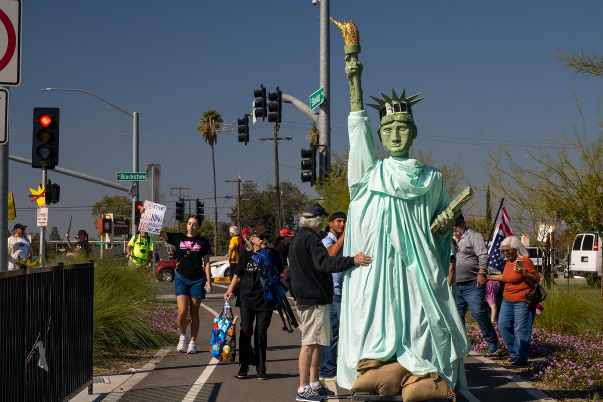 fresnoland's tweet image. Protesters pack the sidewalks for Fresno&apos;s &apos;No Kings&apos; rallies fresnoland.org/2025/10/18/pro…