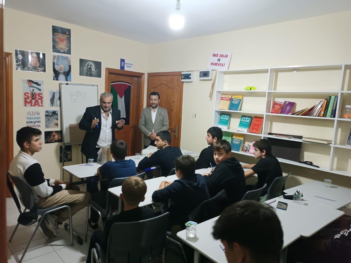 sbeylimgd's tweet photo. Genel başkan yardımcımız @HarunPalaaa bey derneğimize sürpriz bir ziyaret gerçekleştirerek gençlerimiz ile bir araya geldi kendisine teşekkür ediyoruz .
Ahşap oyma derslerimizde başarılı bir ilerleme kaydeden #MustafaAVCI Hocamız'a da başarılar diliyoruz. https://t.co/ZghjG9iOZY