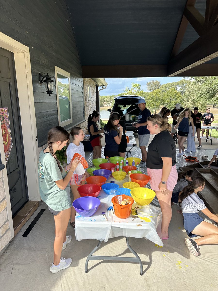 lchswomenstrack's tweet photo. Working on decorations for the HOCO float!  #FindAWay https://t.co/BVRwbwa60v