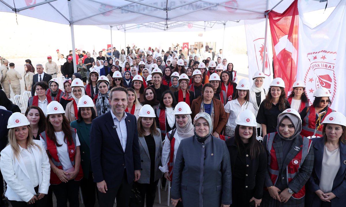 📍Şırnak – Gabar

Petrolün şehri Şırnak Gabar’da, Enerji ve Tabii Kaynaklar Bakanımız Sn. <a href="/aBayraktar1/">Alparslan Bayraktar</a> ile birlikte, "Türkiye’nin Mühendis Kadınları Gabar Buluşması"nda ülkemizin dört bir yanından gelen 73 kadın mühendisimizle bir araya geldik.

Enerjide kadın aklının,