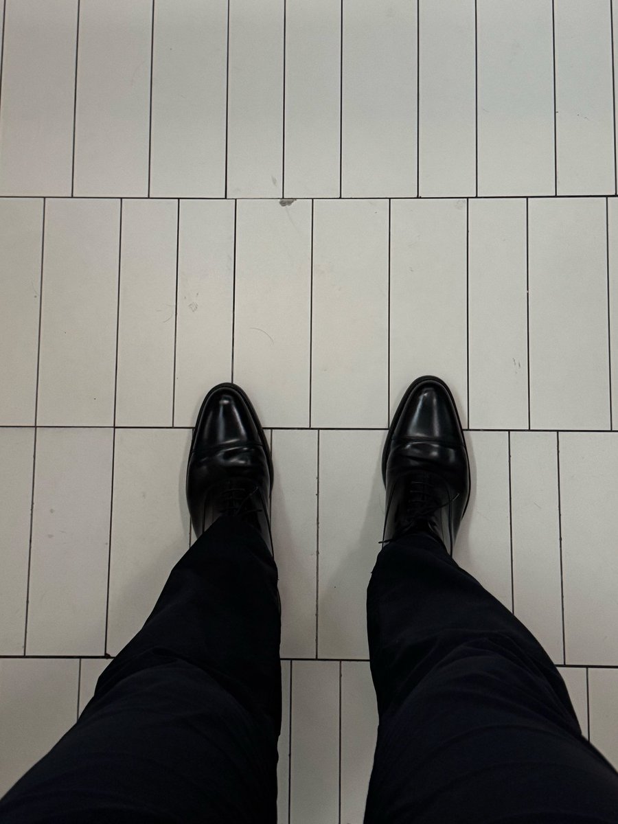 abadguy_'s tweet photo. 北京已经入冬了。。。 #1 #0 #黑袜 #皮鞋 #黑袜粗口 #西装皮鞋 #正装男 #西装 #正装 #制服 #正装皮鞋 #正装粗口 #suit #suitplay #suitandtie #suitfetish #menatplay
#uniform #スーツ #ネクタイ #スーツ男子 https://t.co/Hr3DxEZoet