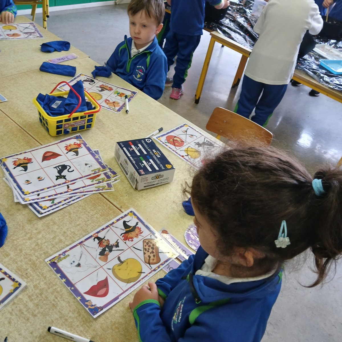 Ról-imirt, súgradh míshlachtmhar agus cluichí biongó d'Oíche Shamhna i Naíonáin Bheaga 🎃