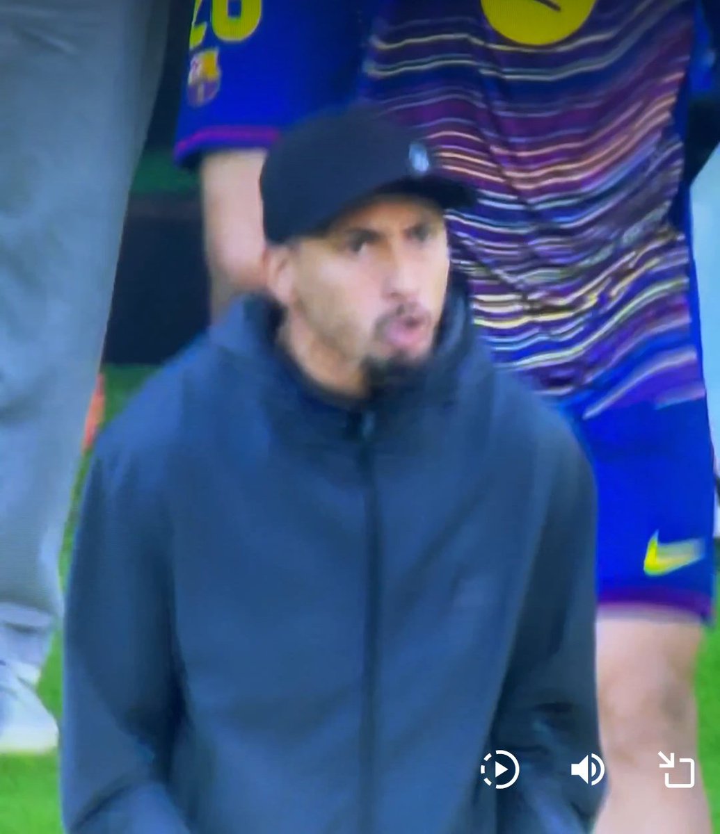 AdriRM33's tweet photo. - Dos partidos de sanción a Jude Bellingham por "insultar a Munuera Montero.

- Sin sanción para Raphinha y Flick tras insultos y gestos a Gil Manzano.

Juegan con otras reglas 🤐 https://t.co/yoI4aqSyHx
