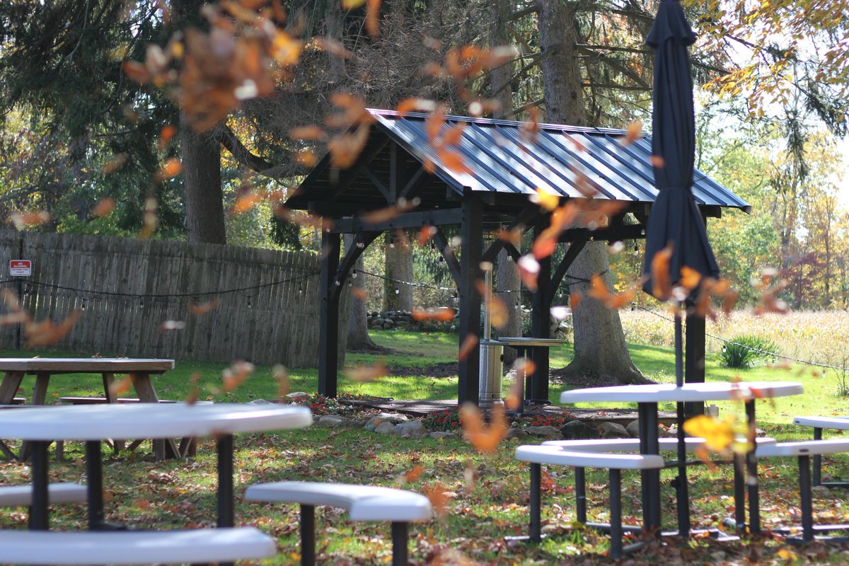 Saturday’s shaping up to be one for the books! 🎉

Grab a glass, settle in for Korasada’s fan-favorite eats at 5:30, and let Roger ‘n Robin soundtrack your evening at 6:30.

Come enjoy the perfect fall weather and 7 years of us!

#findyourwinetime #WhatToDoInWoo #OhioWine