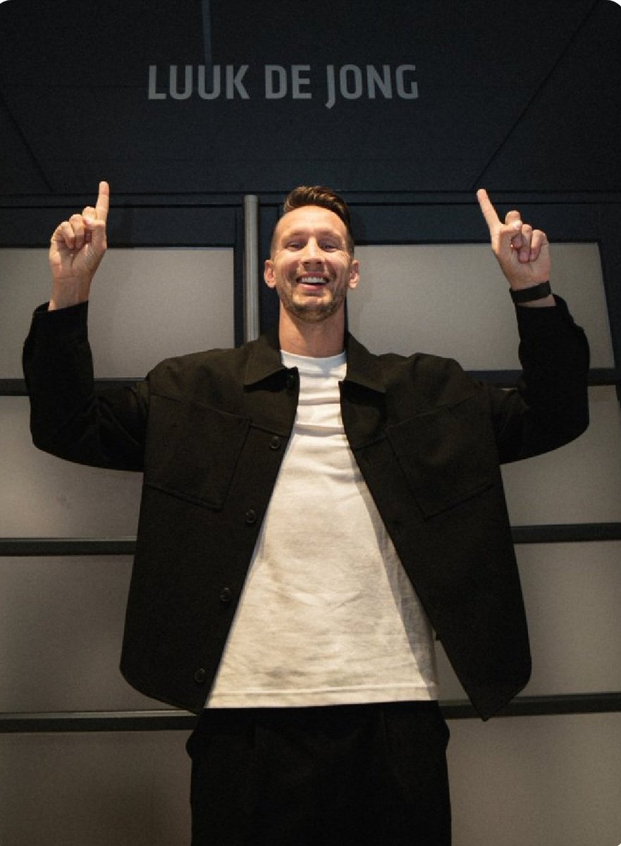 PEINDHOVEN's tweet photo. bedankt voor alles topper ga je missen @LuukdeJong9 https://t.co/R6bC26Kuxc