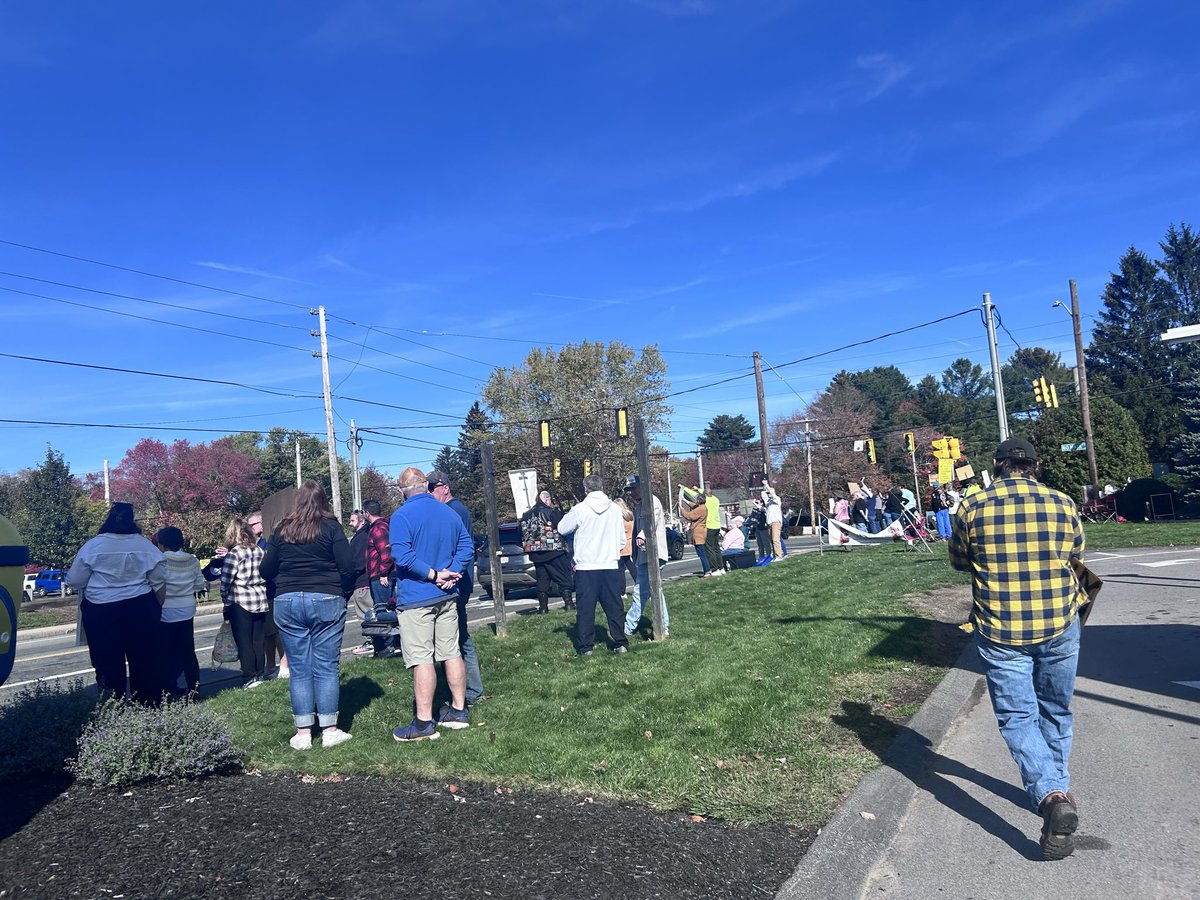 crayolabutters's tweet photo. @BulwarkOnline We live in a small town in Northern RI that votes for Trump. We had a great turn out today! https://t.co/gWvAyziBsD