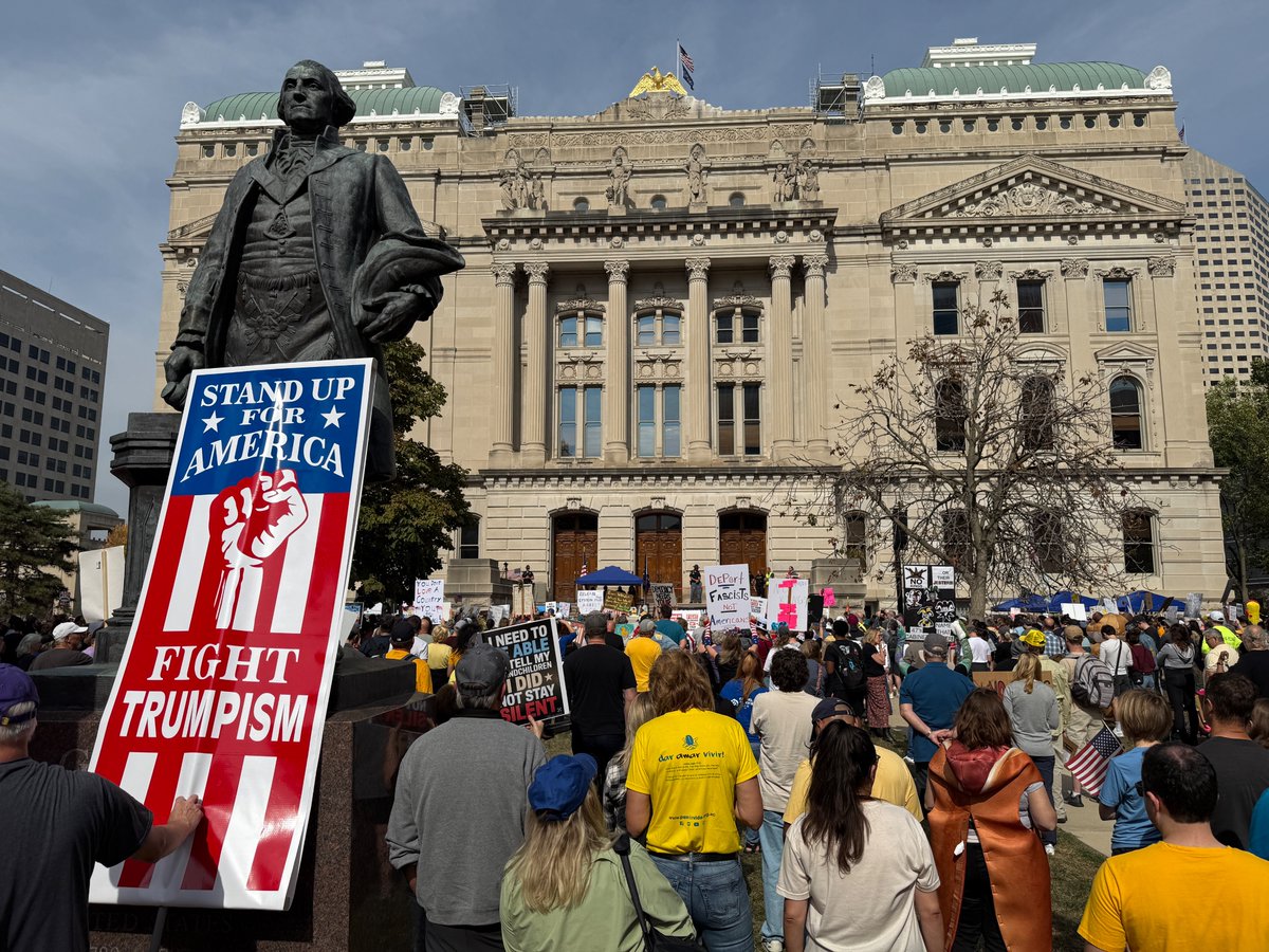 No Kings today in the shadow of George Washington on the lawn of the Indiana Statehouse. State police estimated 5K crowd size; seemed larger to me. Ought to give Gov. Braun pause on Trump's push to redistrict—which polls already show Hoosiers don't want.