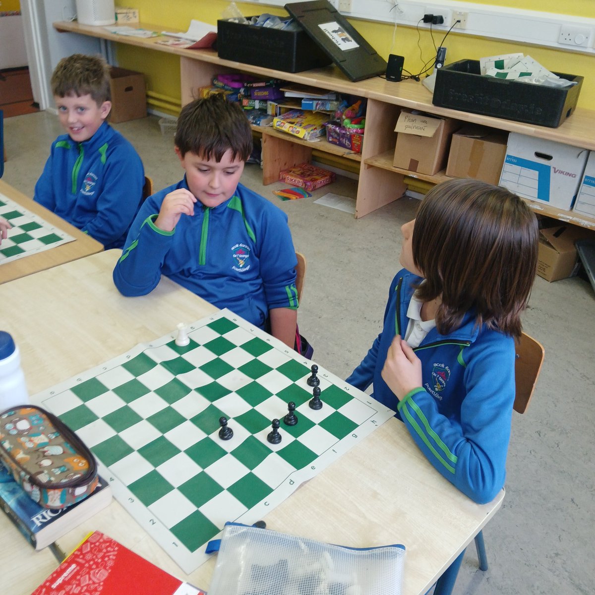 Bhí páistí i R4 ag cleachtadh a gcuid scileanna fichille trí mhionchluichí a dhéanamh