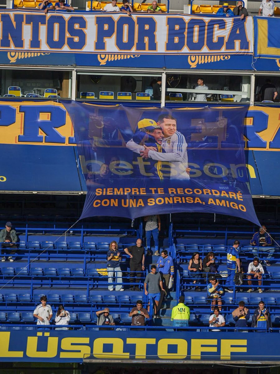 ▶️La BANDERA de JUAN ROMÁN RIQUELME a MIGUEL ÁNGEL RUSSO. 
💙💛💙

🥹"Siempre te recordaré con una sonrisa, amigo".