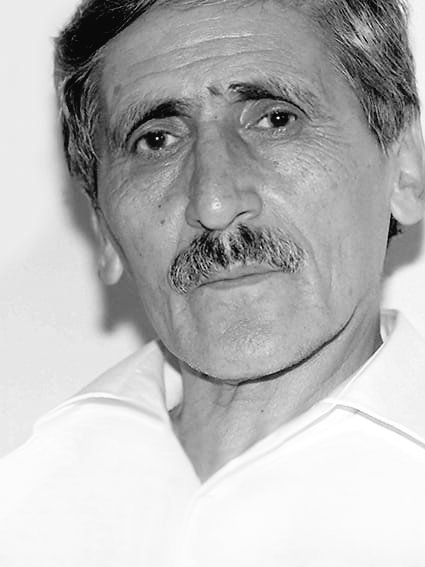 UNUTMA!

Ezilenler putlaştırır ezeni;
Eğri direk kırar doğru hezeni;
Böyledir, değişmez dünya düzeni.
Biri yapar, biri yıkar, unutma!

Domuz sürüsüne kuzu katılmaz;
Lütuf tarlasına adım atılmaz.
Acıkmış katıra gül koklatılmaz.
İt eniği ite çeker, unutma!

ABDURRAHİM KARAKOÇ