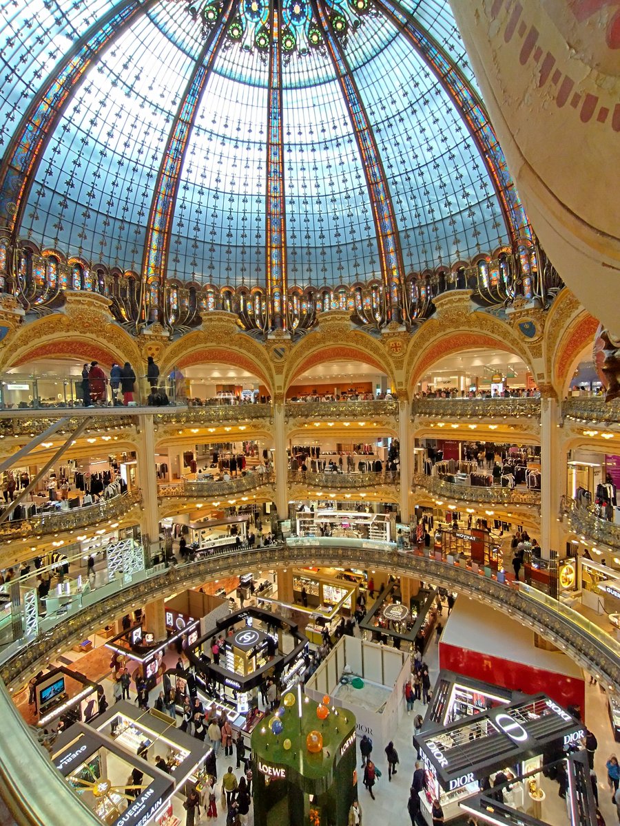 Ranskan luottoluokitus laski eilen A+ tasolle, mutta Pariisissa ostovoima on 70% yli EU:n keskitason ja ranskalaisilla finanssivarallisuutta henkeä kohti 80% enemmän kuin suomalaisilla. Ei ihme että tavaratalokauppa Galeries Lafayettessa on kaksinumeroisessa kasvussa ja kauppa