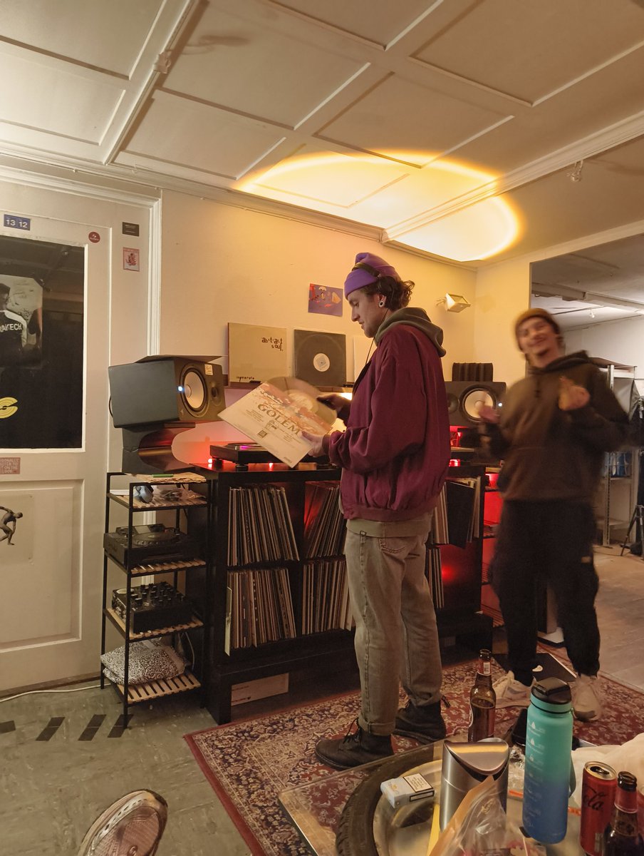 Today im learning how to vinyl DJ