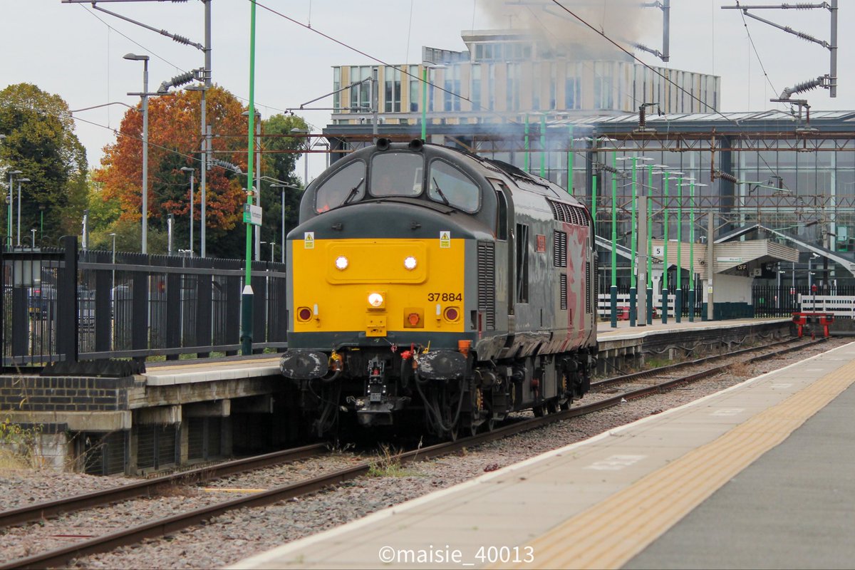 maisie_40013's tweet photo. 37884 “Cepheus” departing Northampton working 0J91 Northampton Castle Yard to Northampton EMD. 18/10/25
#class37 #tractor #railopsgroup #Northampton #WCML @TheGrowlerGroup https://t.co/IdyB3bVmTj