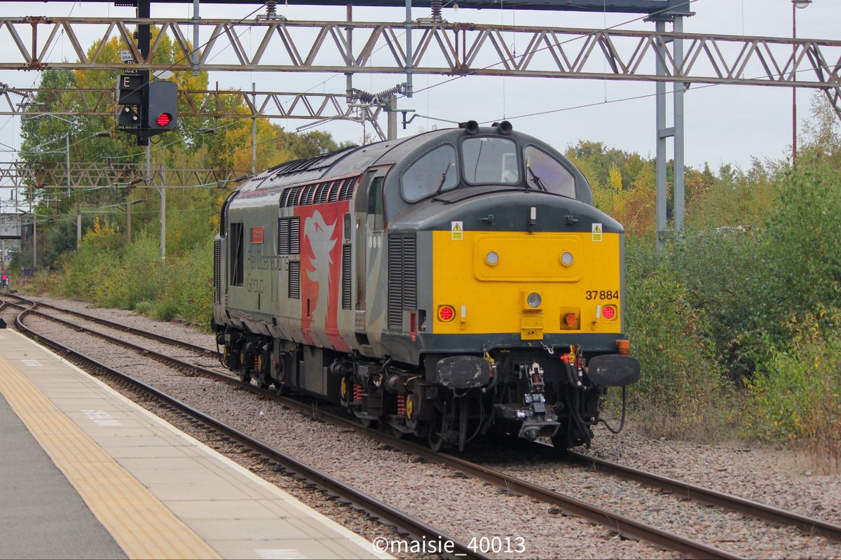 maisie_40013's tweet photo. 37884 “Cepheus” departing Northampton working 0J91 Northampton Castle Yard to Northampton EMD. 18/10/25
#class37 #tractor #railopsgroup #Northampton #WCML @TheGrowlerGroup https://t.co/IdyB3bVmTj