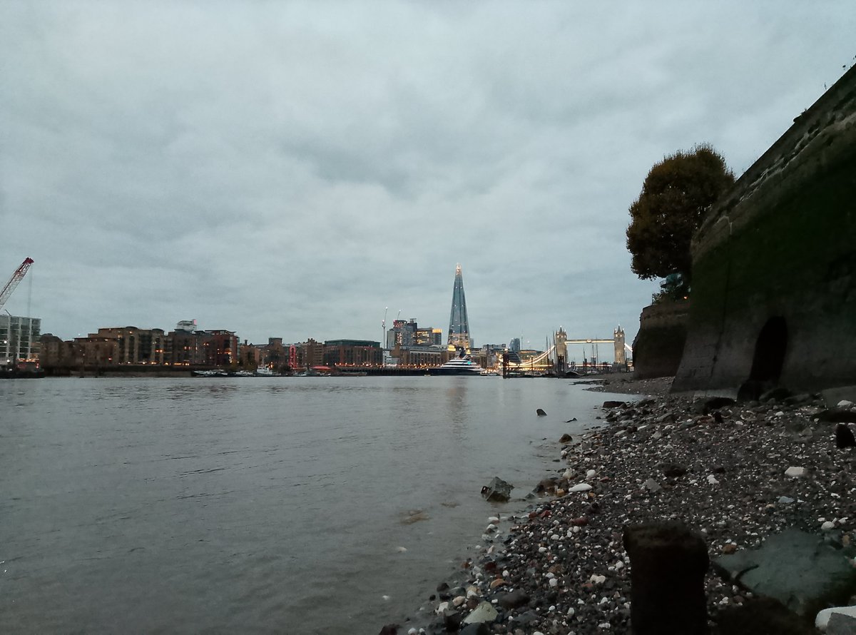 BergonziBen's tweet photo. Just had pleasant drinks with friends in some of the classic Thameside pubs in Wapping and Limehouse. Despite all the modern buildings in the background, the steady flow of the river is unchanged for centuries.
#Thepastinthepresent
#HistoricalFiction
#researchtrip https://t.co/ynyrQdhpPA