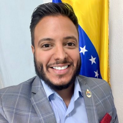 <a href="/eduardomenoni/">Eduardo Menoni</a> La familia tradicional anglosajona ultraconservadora.

¿Tantos complejos tienes, Eduardo Menoni? Que a ti no te consideran uno de los suyos. 

Que no te pareces en nada a ellos. 

Que si te ven cerca de su barrio llaman a la policía.

Que solo te contratarían como su jardinero.