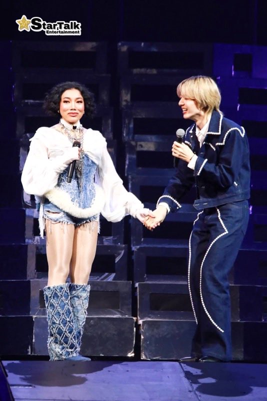 MaeLinNu's tweet image. Mommy D and son NuNew 💞🤭

CHAWARIN x DA Day1
#DA20ConcertxNuNewD1
.
#JulasHerbXDA20Concert
#NuNew #DA20thConcert 
#TheEndorphineEffect #NuNew