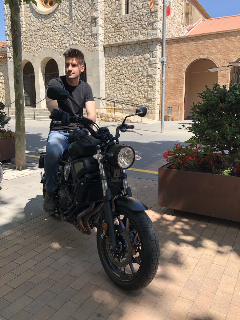 Asseguda al sofà de la sala, miro cap al marc de la porta del menjador. Hi ha en Josep dels 19 anys, preparat per marxar cap a la feina a la Nike del Portal de l’Àngel. Mama -em diu-, necessito una motxilla i me n’agafaré una de la botiga. Val 60 euros. Que me’ls pots donar? El