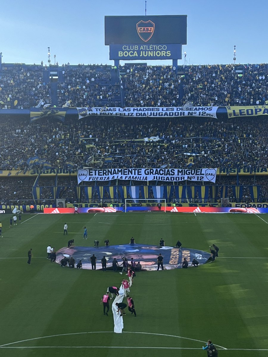 BocaPrioridad's tweet photo. Trapo y homenaje en el círculo de mitad de cancha para Miguel. #Russo #Boca https://t.co/HIO639xfcW