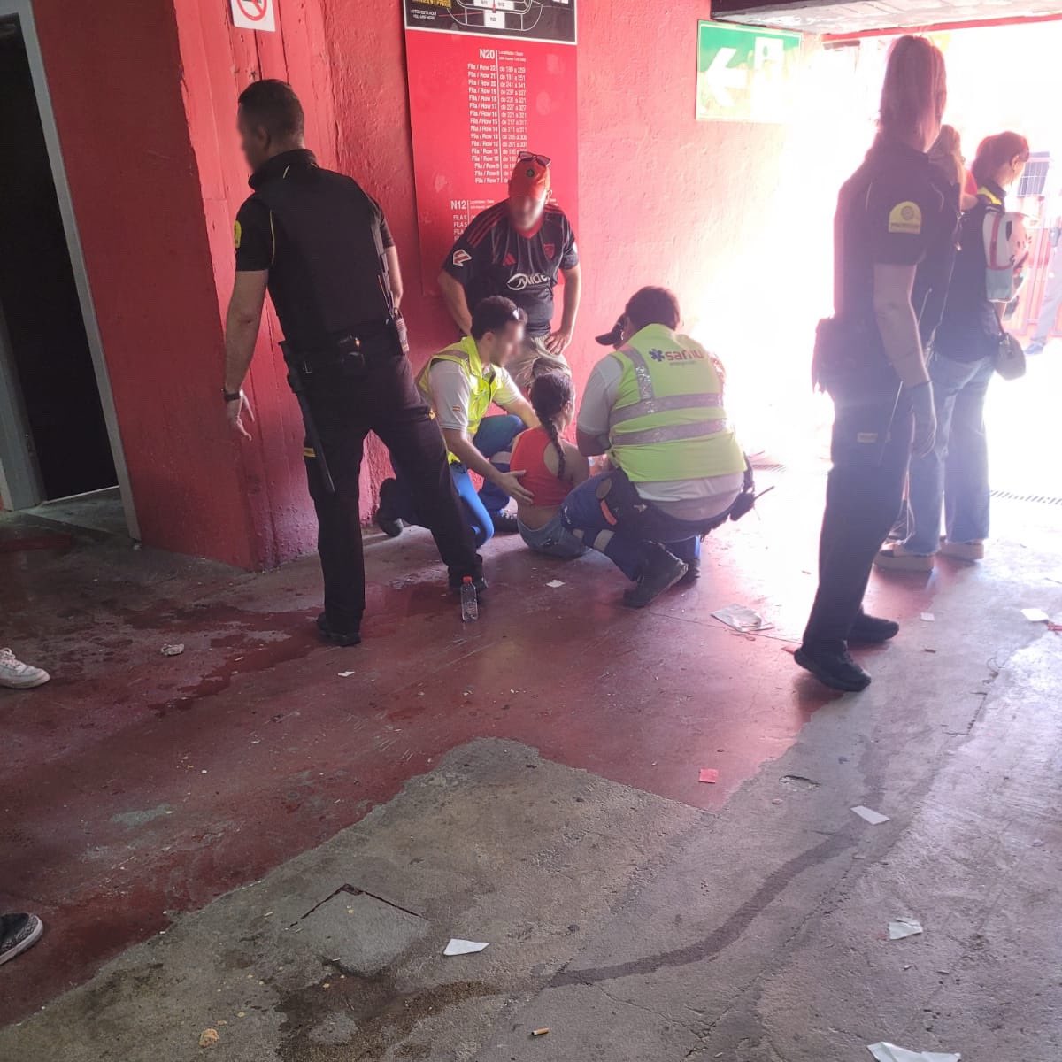 Por segunda jornada seguida los sevillistas hemos tenido que sufrir decenas de golpes de calor y desmayos en las gradas.

El día que ocurra una desgracia, tu serás el único culpable <a href="/Tebasjavier/">Javier Tebas Medrano</a>.
