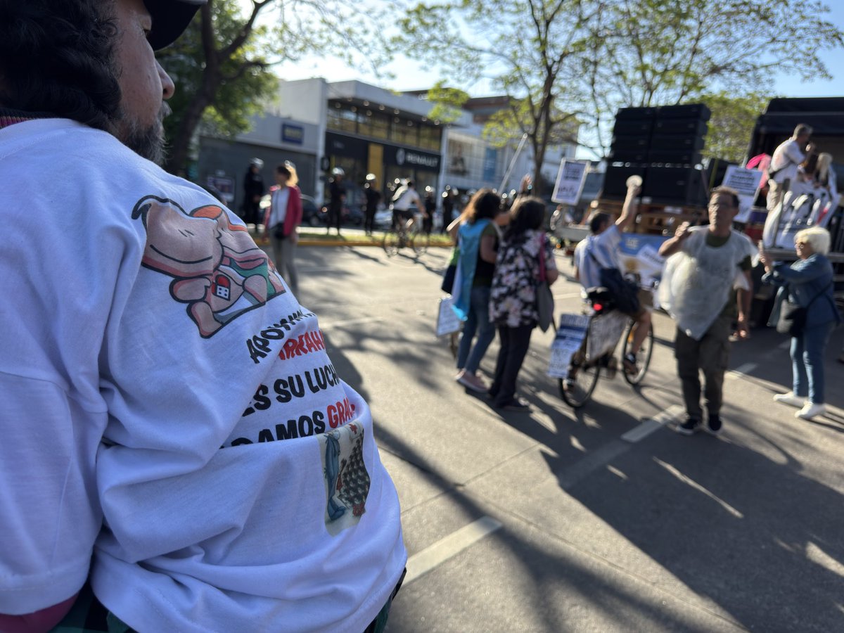 rubenronal82's tweet photo. Acompañamos la caravana de trabajadores y familias del Garrahan a la quinta de Olivos. Hace falta un paro general para derrotar el ajuste de Milei, Lugones y el FMI.

#garrahan #vicentelopez https://t.co/oqB3JLNz2E
