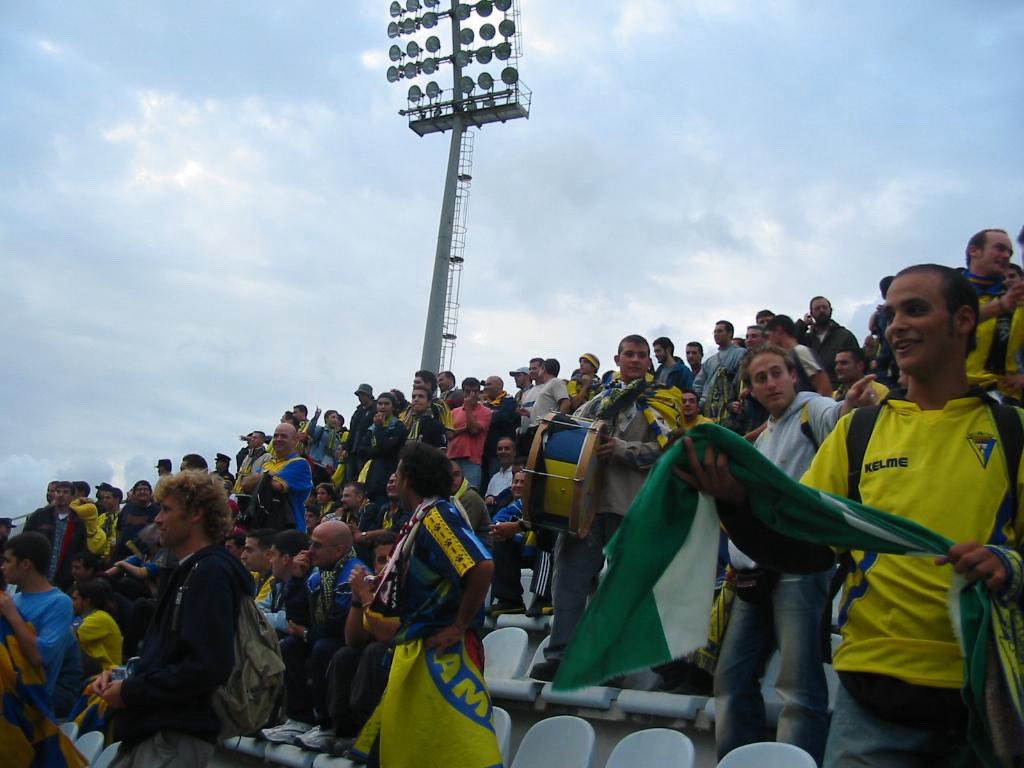 jcgualtrapa's tweet photo. Esta foto fue un 19/10/2003. Mañana se cumplen 22 años del maravilloso Algeciras 0-1 Cádiz. Gracias a Manu por esta maravilla de foto. Como diría @GermanGRendon, donde fuimos felices. Que maravilla de años aquellos que vivimos y sufrimos https://t.co/YI67zM8AY4