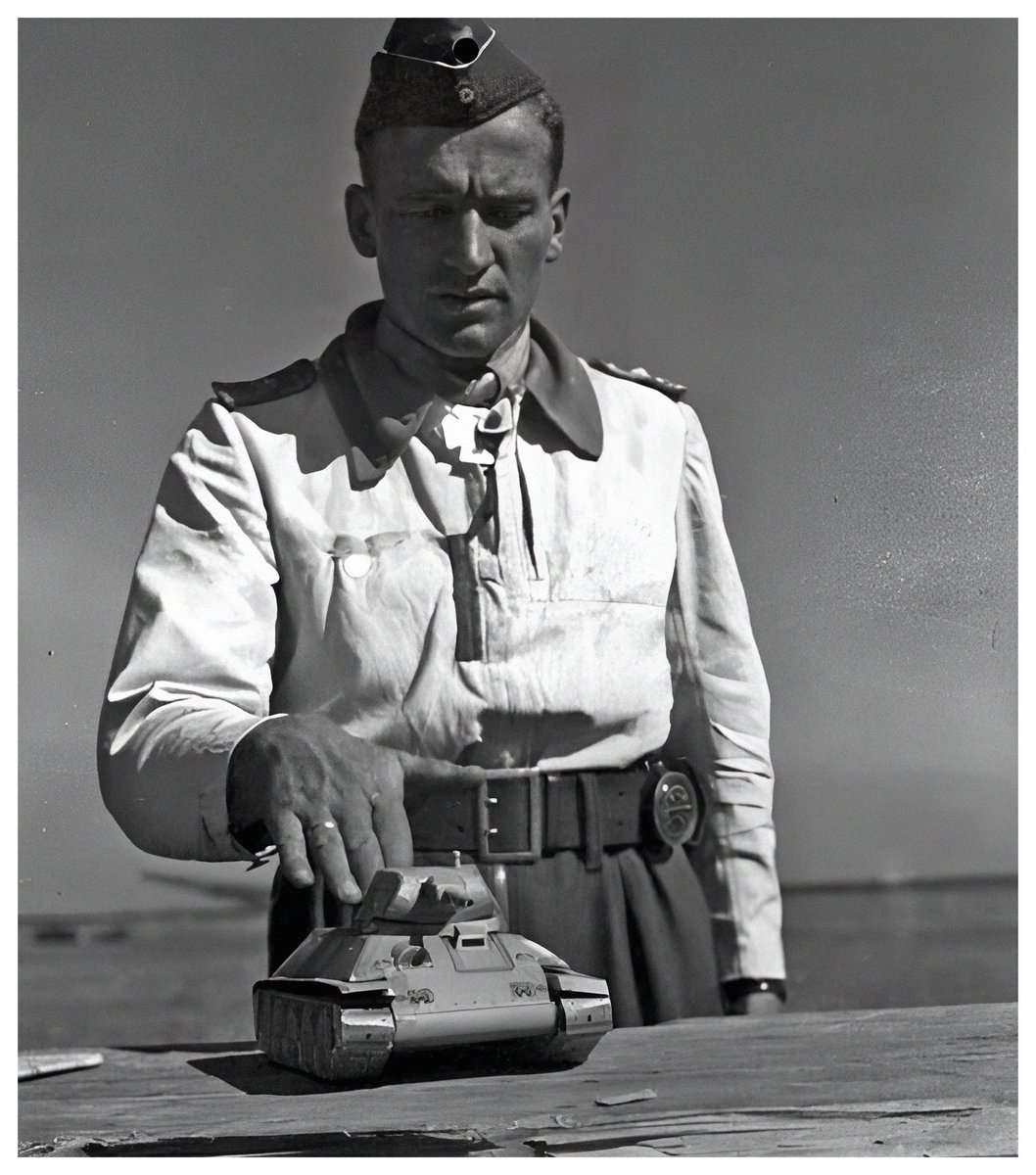 Hans Ulrich Rudel. Piloto de Bombardero en picado Junker Ju 87 de la Luftwaffe.Enseña a otros pilotos como deben realizar el ataque a un vehículo blindado T-34 del Ejército Soviético. Junio de 1944. Frente del Este.