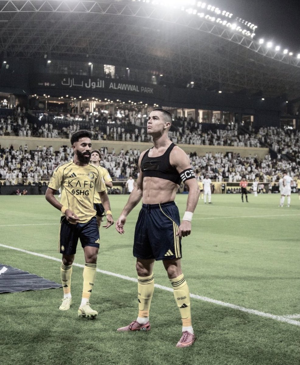 يكبر عمرًا ويزداد بريقًا 
رونالدو بكل اختصار 🐐