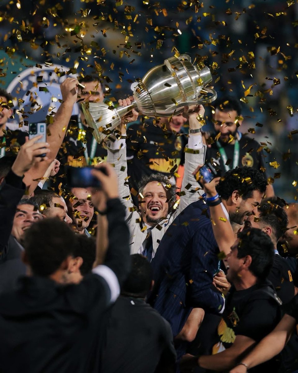 MickyJnr__'s tweet image. 🏆 The moment CAF President and his Vice, Kurt Okraku, handed over the CAF Super Cup trophy to Pyramids FC.

Well deserved! 👏

#PyramidsFC #CAFSuperCup #AfricanFootball
