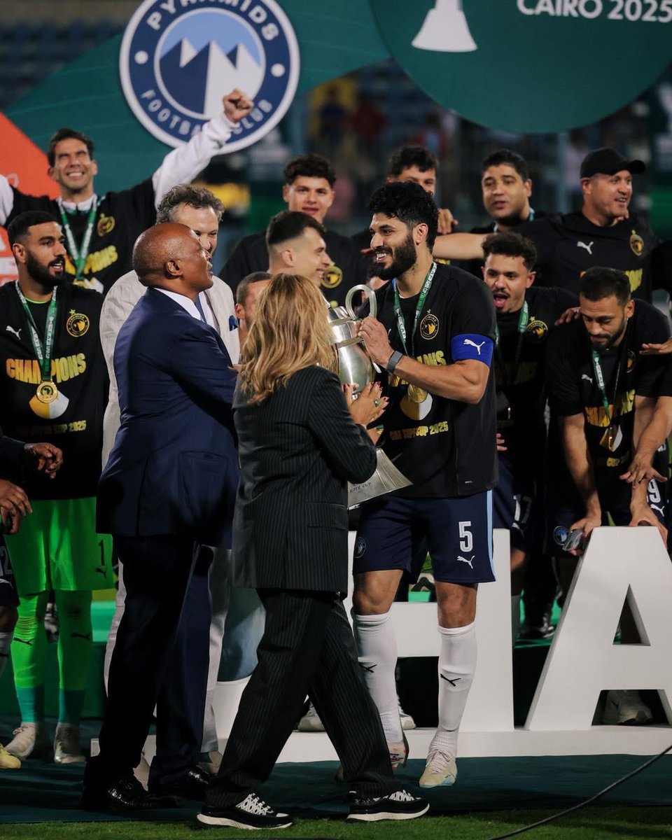 MickyJnr__'s tweet image. 🏆 The moment CAF President and his Vice, Kurt Okraku, handed over the CAF Super Cup trophy to Pyramids FC.

Well deserved! 👏

#PyramidsFC #CAFSuperCup #AfricanFootball