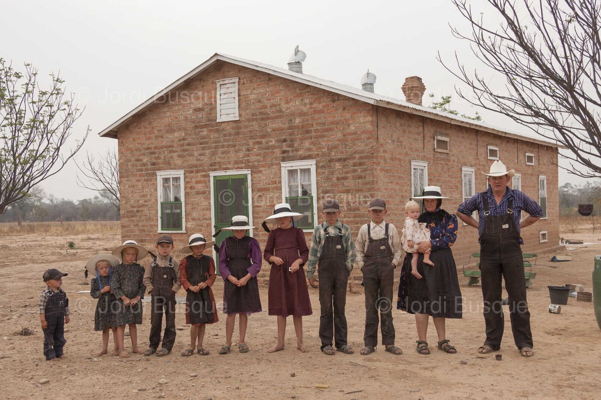 Pigrau's tweet image. Same Mennonite family in Bolivia, some years apart. First picture, 10 kids. Second picture, 15 kids. Nothing seems to stop the Old Colony Mennonites!

Photos: Jordi Busqué