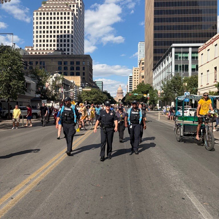 No Kings March participants have completed their route to Auditorium Shores. All streets are now open. #ATXTraffic
++++++++++

Los participantes de la marcha No Kings March ya han completado su recorrido hasta Auditorium Shores. Todas las calles están abiertas al tráfico.