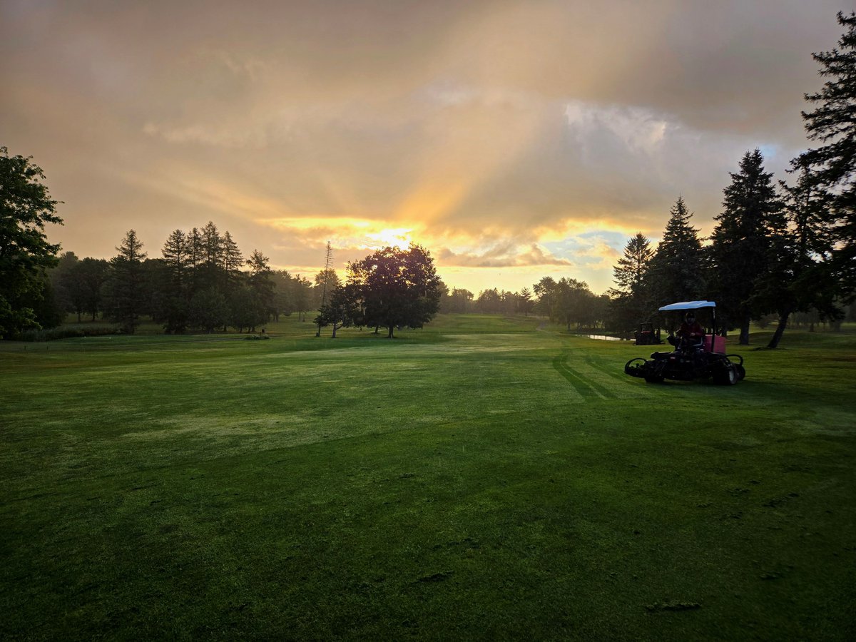 Can’t beat the view from hole 2 at Dundee Country Club.

📍 New Dundee, Ontario 
📸 Ashley Binkle

#TheAndersonsPro #GolfCourse #GolfLife #GolfCourseViews #GolfVibes