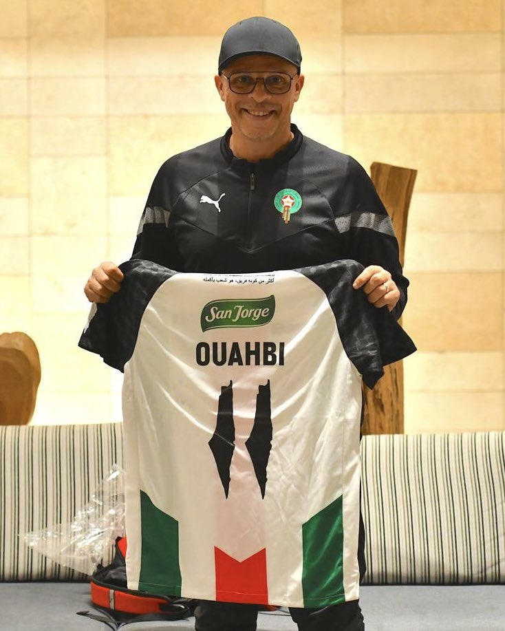 En la tarde de ayer, el entrenador de la Selección Sub 20 de Marruecos, Mohamed Ouahbi, recibió nuestra camiseta 🇲🇦

Además de su labor en el deporte, el entrenador también se destaca por su compromiso social, apoyando activamente a una fundación dedicada a los refugiados