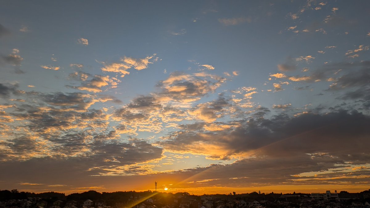 chakom27's tweet photo. おはようございます☀
#いまそら
#今朝そら
#空が好きな人と繋がりたい 
#空が好き 
#窓から見える景色 https://t.co/NxA6BYSMrl