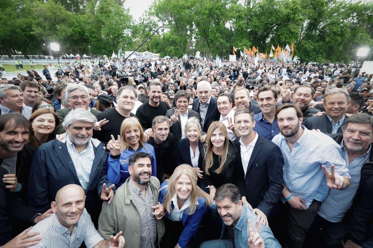 GustavoHArrieta's tweet photo. Celebramos el #DíaDeLaLealtad, en un acto que compartimos con el gobernador @Kicillofok, @JorgeTaiana, @JuanGrabois, intendentes y militantes, en #SanVicente.

Una fecha que nos une como Pueblo y nos compromete a seguir trabajando por una Patria Soberana, para Todos y Todas. https://t.co/Ud2bUugYaz