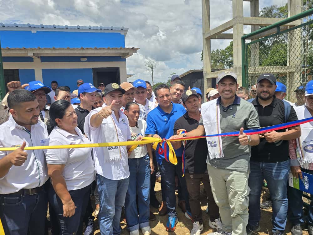 Minvivienda's tweet photo. En representación del @Minvivienda, el vice @edwardLibreros_ junto con el @GoberGuaviare, @YeisonRojasGob, y la Alcaldía de Calamar, llevaron a cabo la entrega oficial del acueducto rural en la vereda Las Damas, ubicada en el departamento del Guaviare. https://t.co/Va0C88sSOM