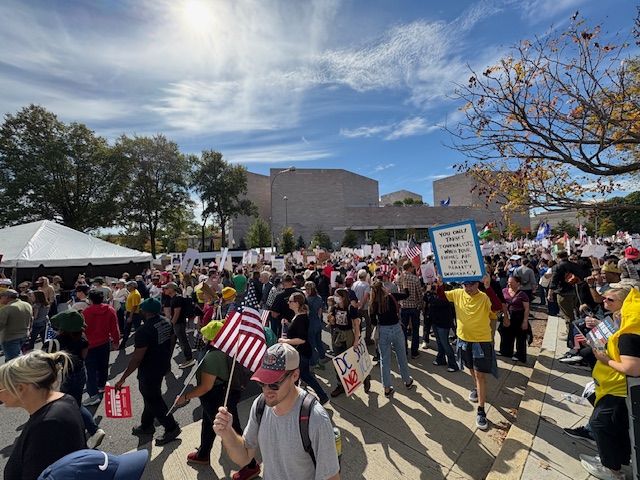 Don't believe Trump's claims about "violent antifa" at today's #NoKings protests.

More To The Story host @al_letson and Reveal's producer <a href="/KaraMcGuirk/">Kara McGuirk-Allison</a>
joined thousands of others in DC.

Here's what they saw. 
📸: Clare Conger