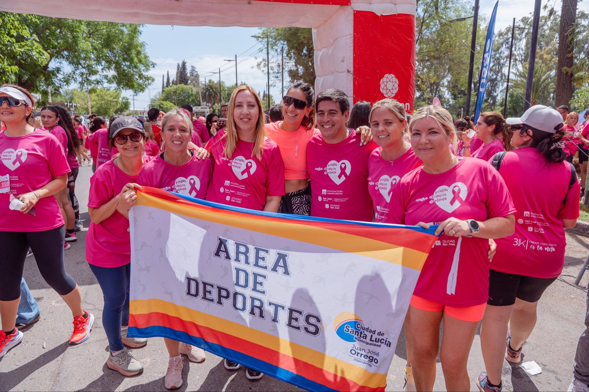 Prevenir es vivir 💗Acompañamos la maratón por la concientización del cáncer de mama y terminé corriendo los 5 km junto a miles de mujeres. No estaba preparada, pero la energía y la fuerza de todas me impulsaron a seguir.
Por la conciencia y la salud 💪🏽🧡 #cancer #maraton