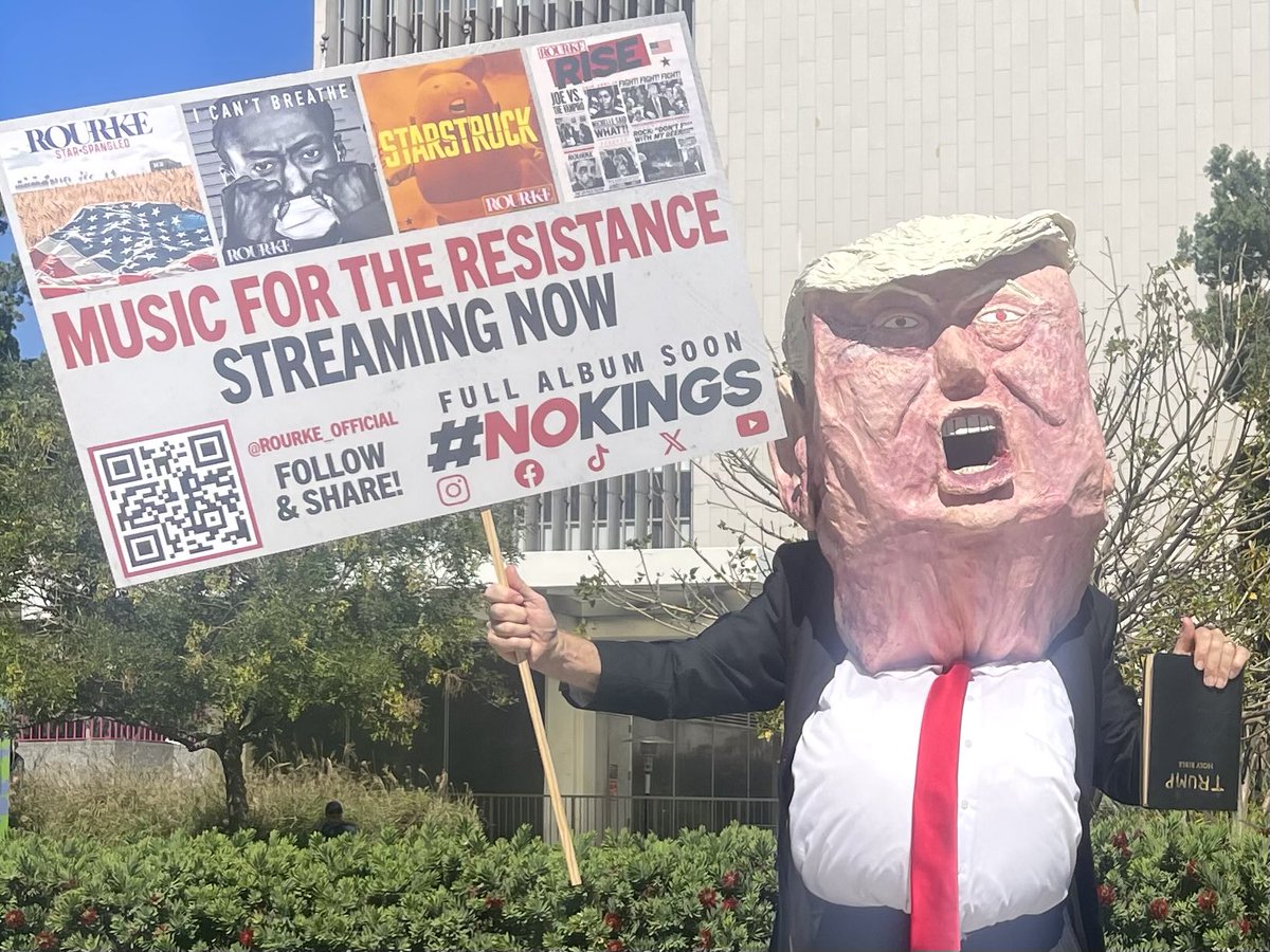 omg President Trump endorsed my music!!   I’m honored.   I tried to get an autograph but both hands were full.    

#NoKingsOct18 #NoKingsDayOct18th #RESISTANCE #rourke