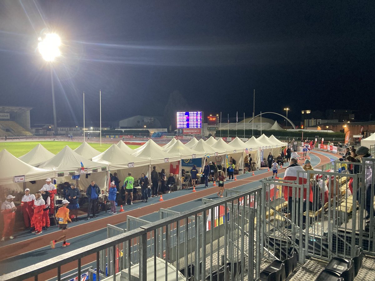 millsy262's tweet image. Watching the joggers go round and round!