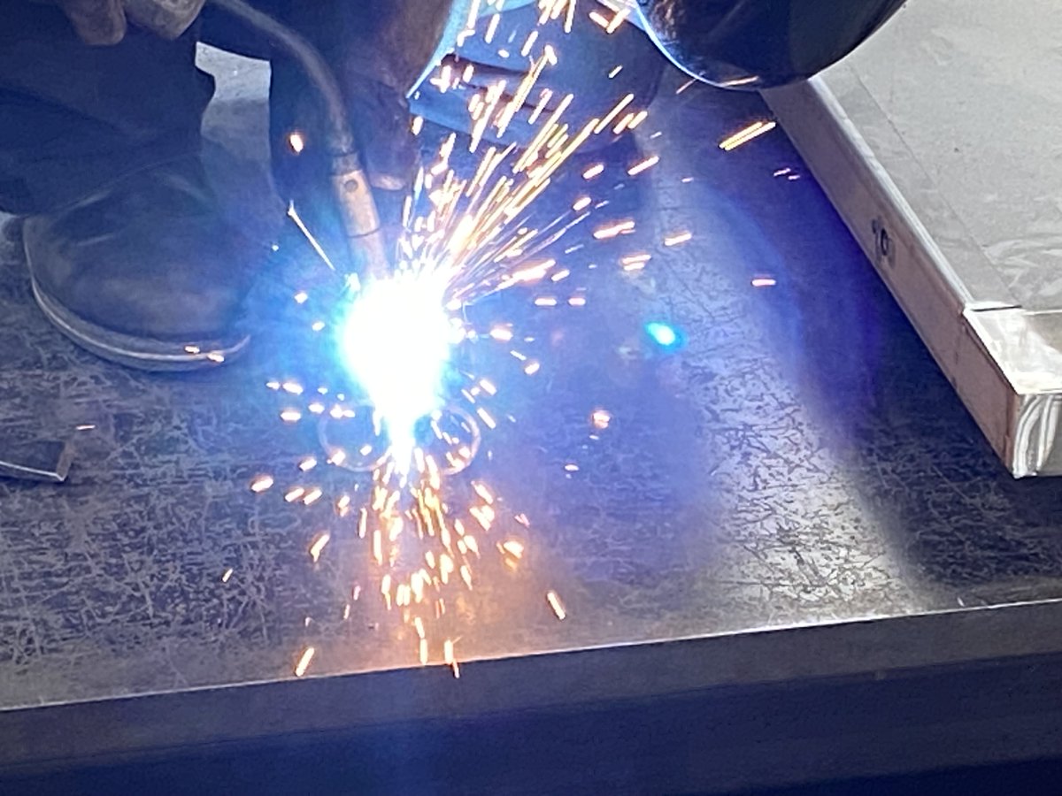 おはようございます。

昨日は、静岡工場博覧会 #ファクハク へ。

溶接作業を見たり、瓦の作り方を学んだりした。
改めて「世の中にあるものは全て人の手で作られている」
「プロの技術は素晴らしい」と感じた。

やはり工場見学は楽しいものだ。

#ファクハクで探すビビビッ
 #教職員垢で朝の挨拶を