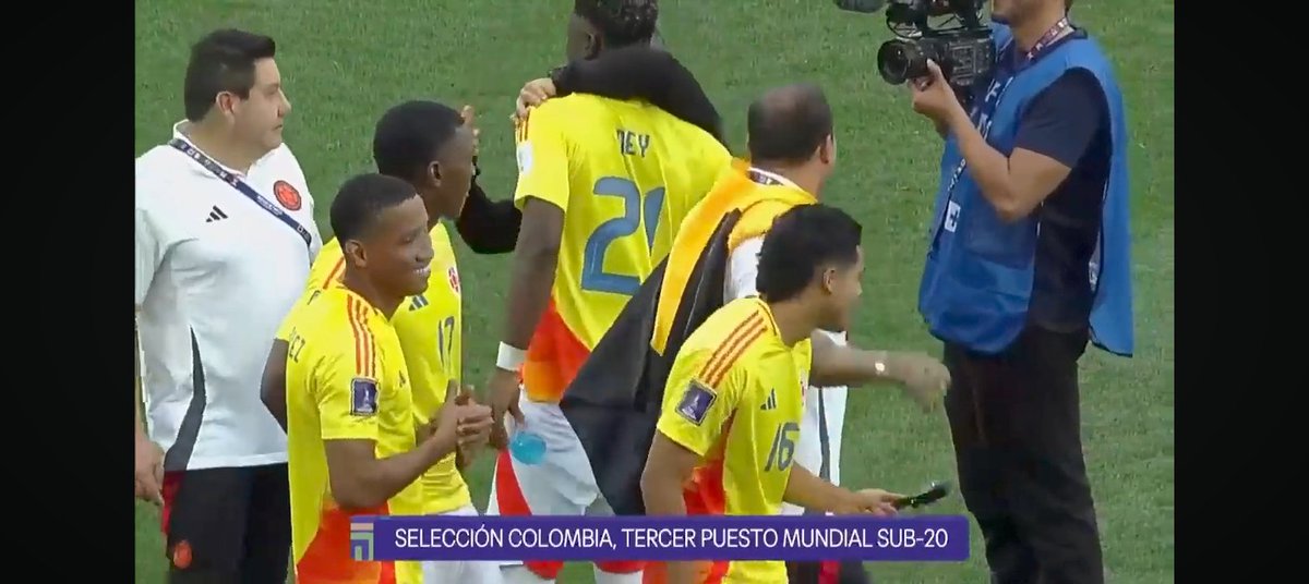 FranSerran's tweet photo. #ColombiaSub20 Llegó con bajo perfil, no acabó de convencer a algunos, vendió cara su derrota por la mínima diferencia ante la maña gaucha y hoy con un gol tempranero, selló un tercer lugar elaborado a pulso. #PelaezdeFranciscoenLaW @GolCaracol ¡Viva el Futbol Juvenil Colombiano! https://t.co/3Hbo3Gvfb2
