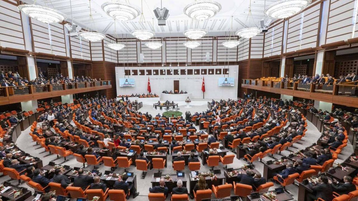 🟣 #EŞİK’ten milletvekillerine 11. Yargı Paketi çağrısı: Ahlak bekçiliğine izin vermeyin. 
“Bu taslağın TBMM’ye girmesine izin vermeyin. Meclis’e gelirse Genel Kurul’a gelmemesi için mücadele edin. Genel Kurul’a geldiği takdirde oylamaya katılmayın” denildi.
✒️ Eylül Sansür