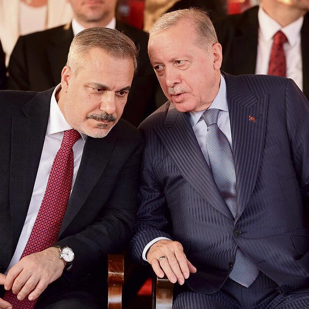 bpthaber's tweet image. Dışişleri Bakanı Hakan Fidan: (Cumhurbaşkanı Erdoğan hk.)

— Kendisini kaç defa uykusundan uyandırdığımı hatırlamıyorum. 

— Muhakkak açar ve hiçbir zaman için de ben niye uyandım demez.

— Devlete ait bilginin küçüğü, büyüğü olmaz. Hepsini aynı ihtimamla dinler, talimatını…