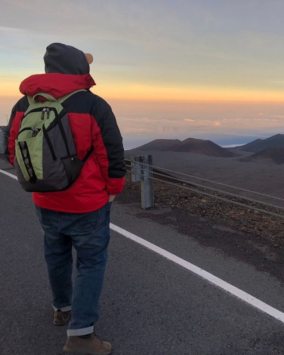 Tripadvisor's tweet image. Anyone else get the urge to climb to the highest point in Hawaii to watch the sunset? tripadv.sr/4930teU