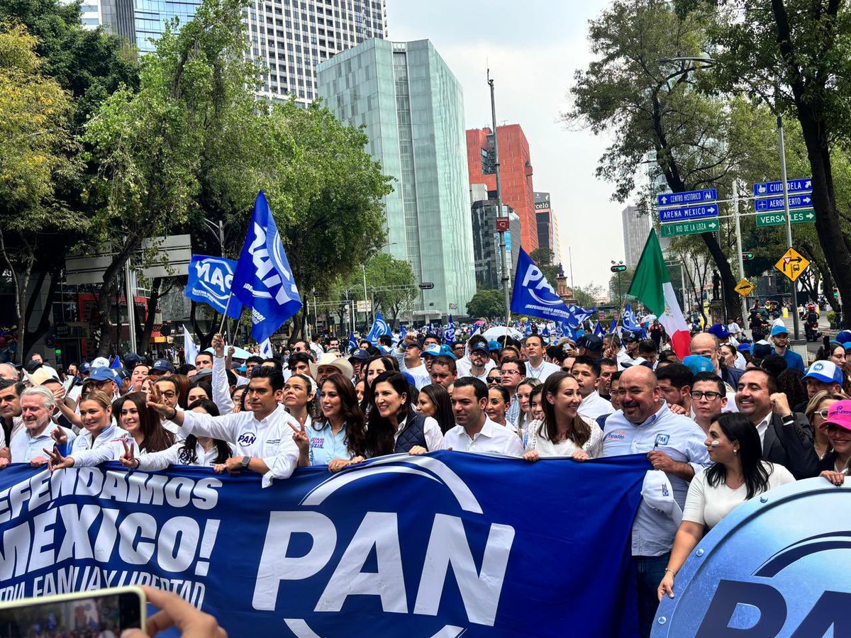 JorgeEspadasMX's tweet photo. 📍 Desde la capital del país, junto a nuestra Gobernadora @LibiaDennise y la gran familia panista, demostramos que el PAN está firme, con rumbo y listo para lo que viene. 🔵
Porque cuando el PAN camina unido, México avanza con fuerza. 💪🏼
#RelanzamientoPAN
#EspadasPresente ⚔️ https://t.co/0sHWVRgVsb