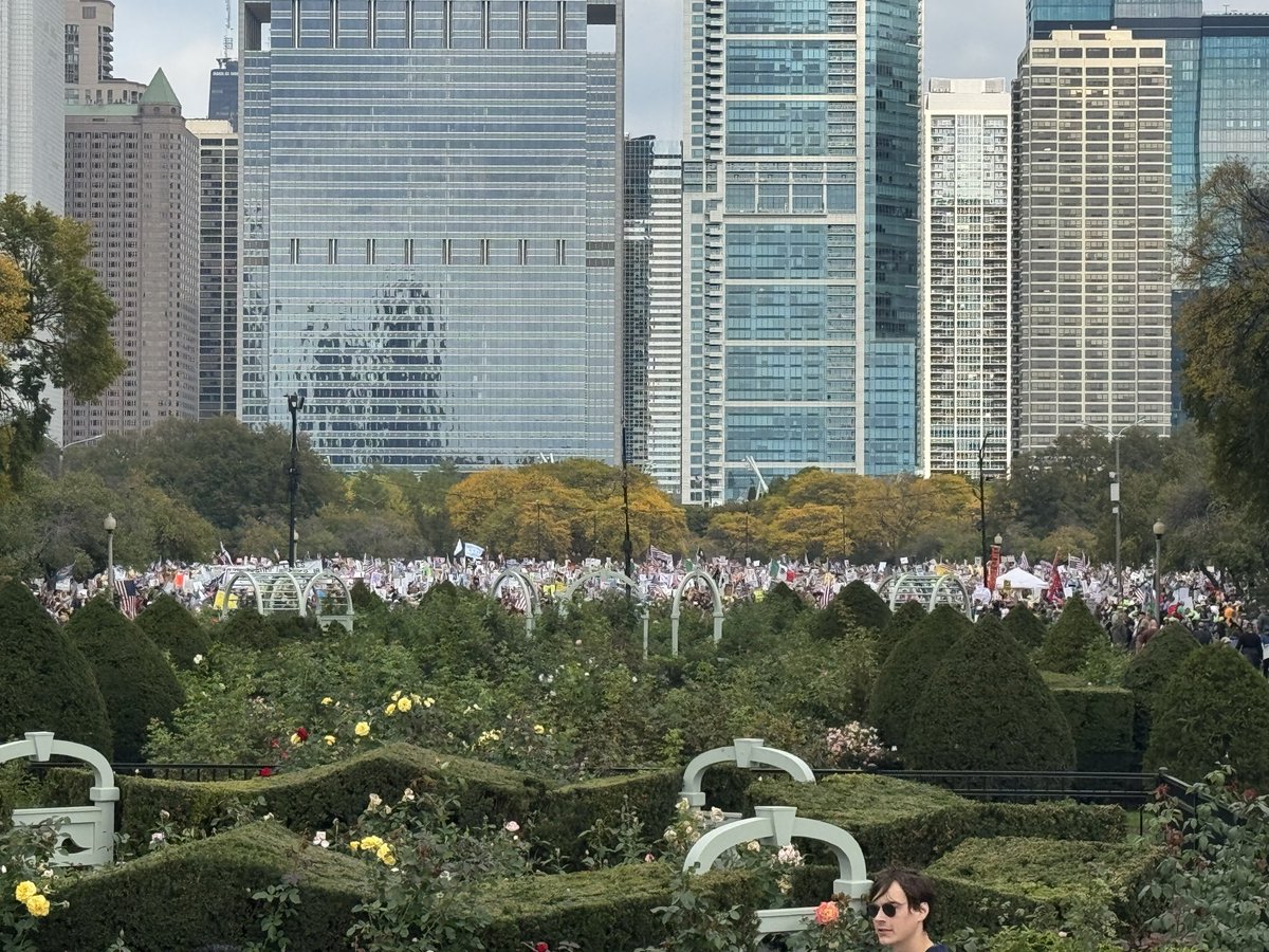 DavidAFrench's tweet image. Went to Chicago No Kings rally. A huge, peaceful crowd. Families were there. People of all ages. Lots of homemade signs (Soros apparently needs to up the signage budget). Some scenes below.
There was such a huge gap between scary GOP rhetoric and the completely peaceful reality
