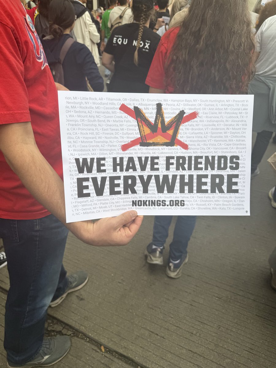 DavidAFrench's tweet image. Went to Chicago No Kings rally. A huge, peaceful crowd. Families were there. People of all ages. Lots of homemade signs (Soros apparently needs to up the signage budget). Some scenes below.
There was such a huge gap between scary GOP rhetoric and the completely peaceful reality