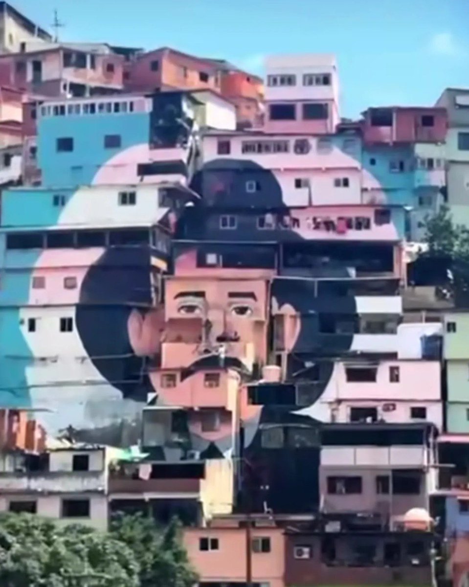 En Petare, realizaron un retrato dedicado al Dr. José Gregorio Hernández. 

El dibujo cubre varias casas y se ha captado la atención de transeúntes.

#EUVzla #ElUniversal